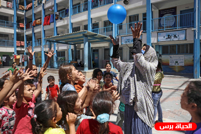 تقرير يحرض الأنروا على فصل الموظفين بسبب منشوراتهم على مواقع التواصل